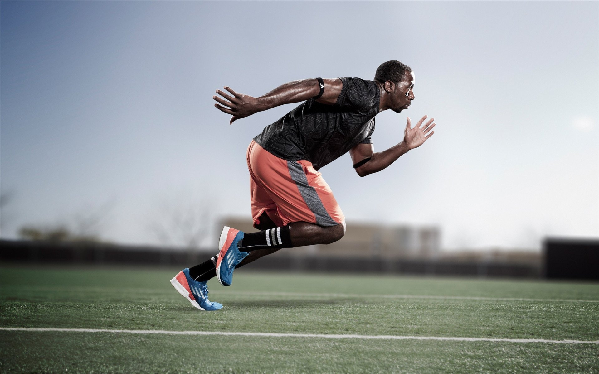 “泥泞中的王者：雨后泥地的疯狂追逐”，雨后泥泞的小路作文