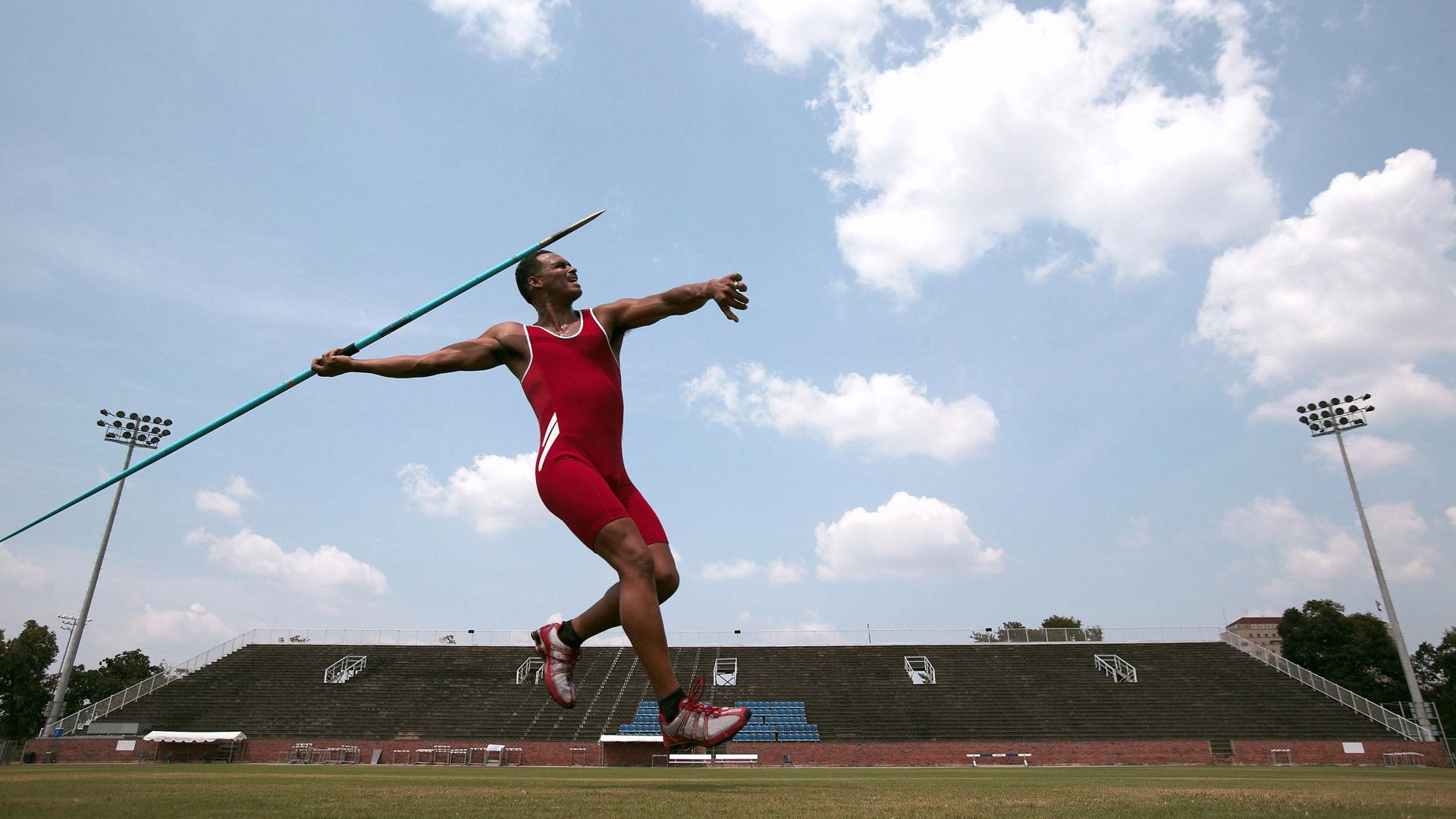 里昂中锋大发神威，里昂中场三杰
